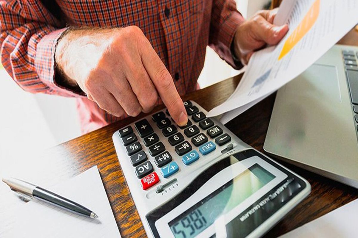 کاهش سقف معافیت مالیاتی کسبه و تولیدکنندگان در دستور کار دولت / آینده ای تاریک در انتظار اقتصاد کشور