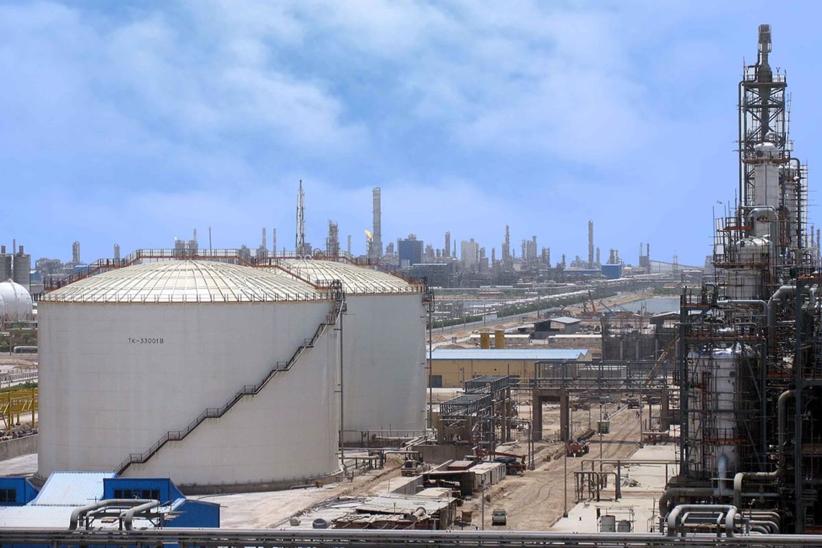 گلایه تولیدکنندگان پتروشیمی از گرانی مواد اولیه / تبعیض بین خریدار ایرانی و خارجی