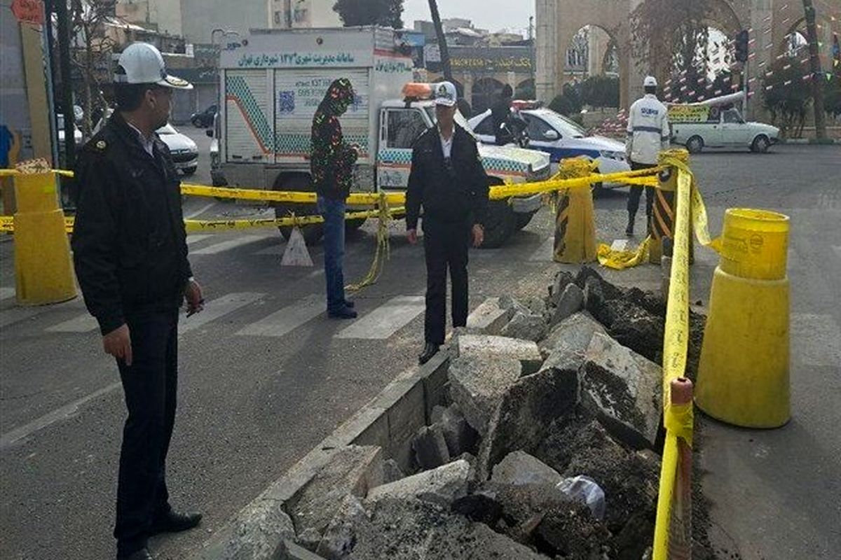 نشست آسفالت در خیابان کارگر تهران / کشف یک حمام قدیمی در زیر زمین + فیلم