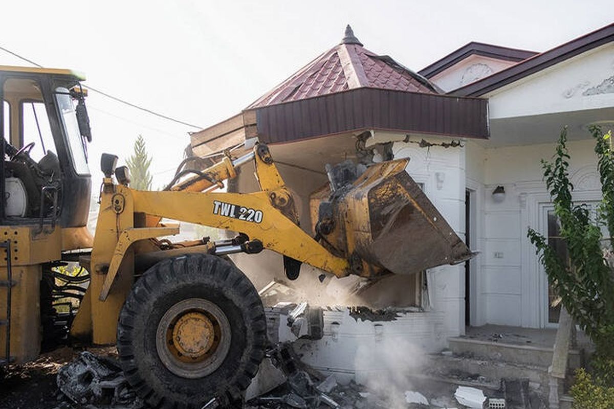 اقدام قوه قضاییه علیه چهره مشهور اقتصادی / قلع و قمع ۶۴ ویلای غیر مجاز در نوشهر