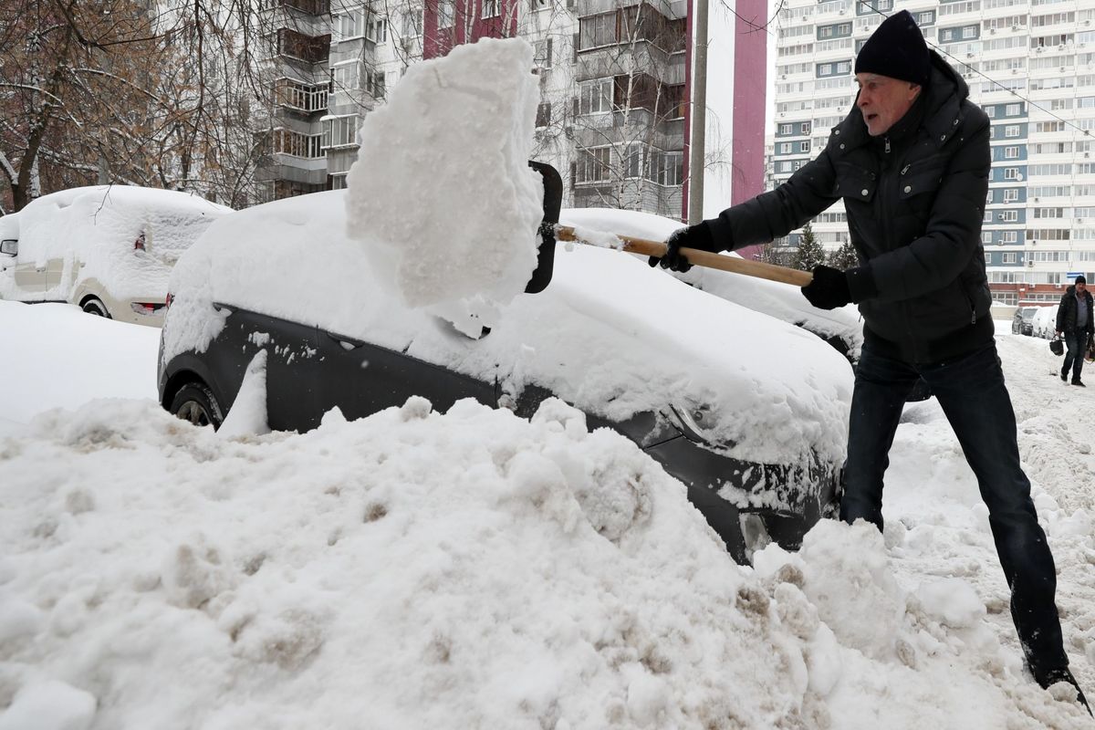 این مردم از برف هم پول در می آورند / هزینه پیدا کردن خودرو زیر برف چند؟ + عکس