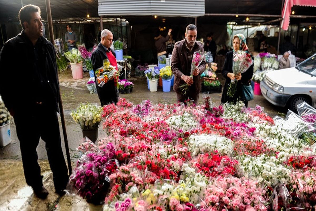 درآمد نجومی شهرداری از گل فروش های بی مجوز / اجاره تاج گل مصنوعی به نام خیریه به کام سودجویان