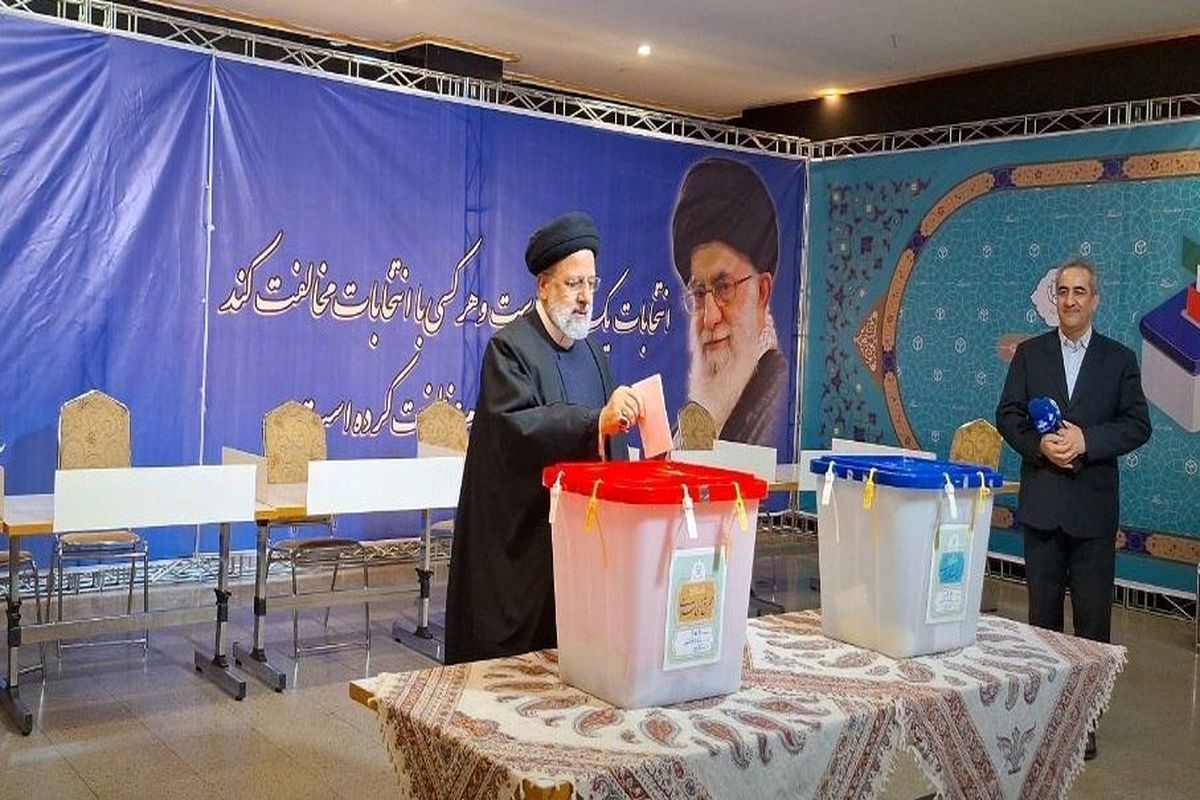 رئیس‌جمهور رأی خود را به صندوق انداخت + عکس