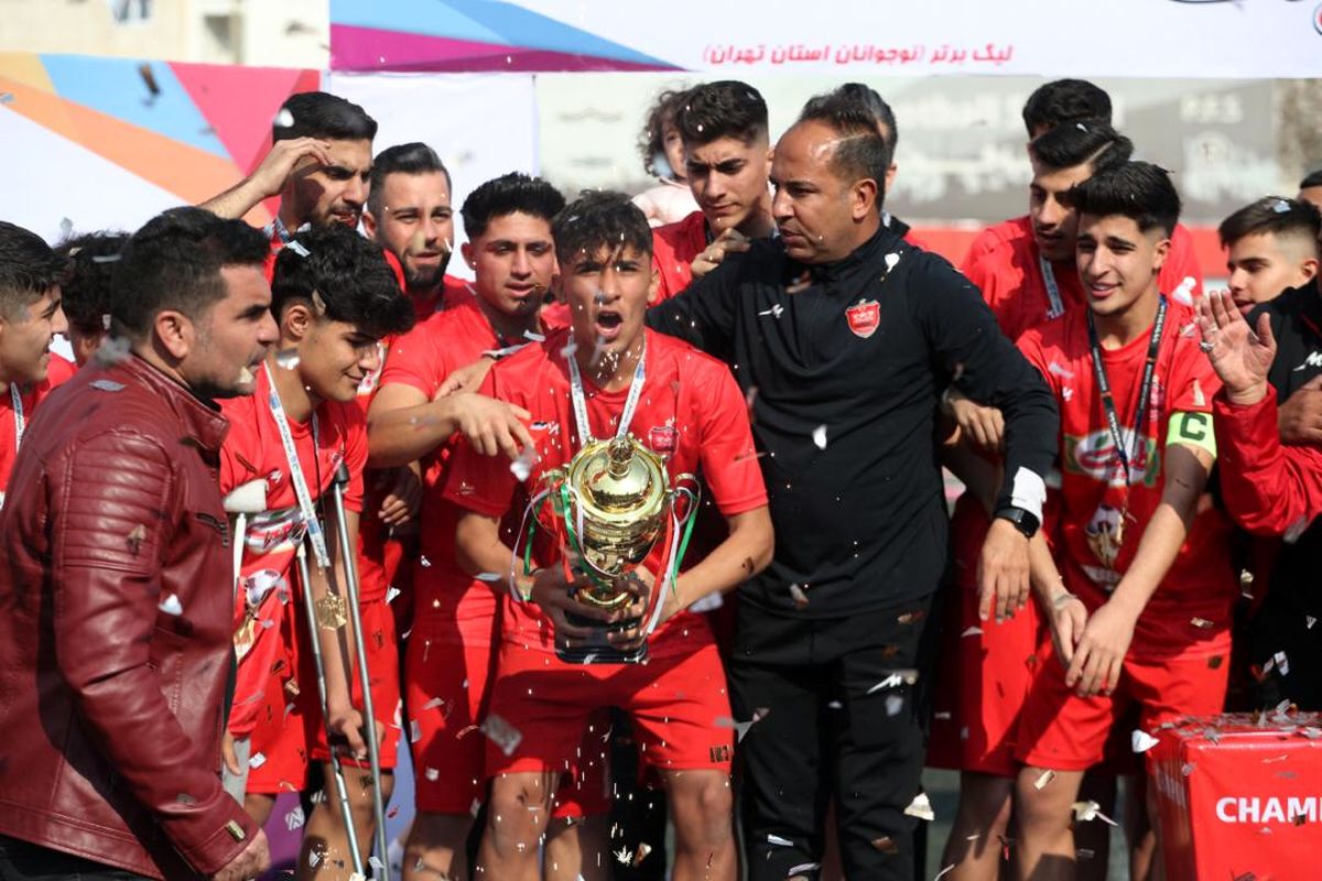 می‌خواهم در لیگ انگلیس بازی کنم / قراردادهای ما حرفه‌ای نیست