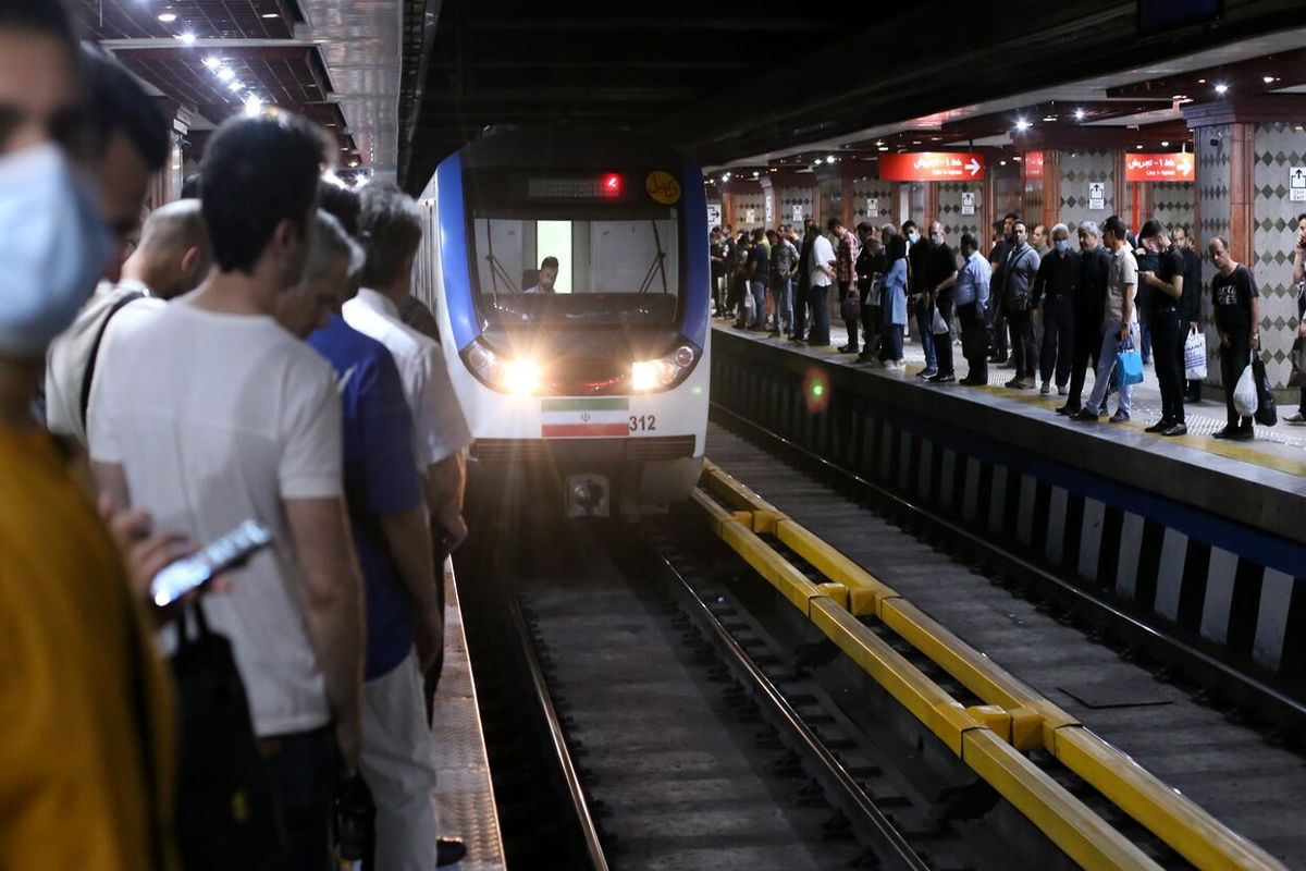 متروی تهران حادثه خیز شد / شب گذشته در خط ۲ مترو چه گذشت؟
