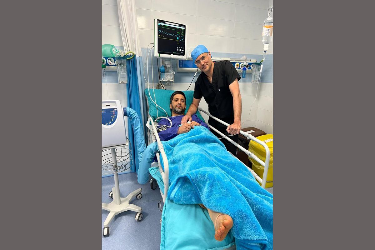 دبیر در بیمارستان بستری شد + عکس