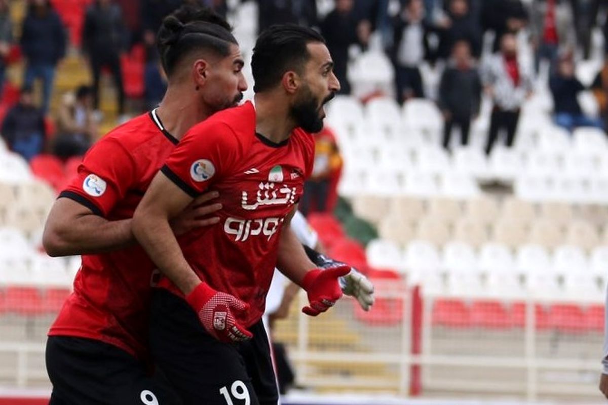 حمله هواداران تراکتور به مهاجم پرسپولیسی