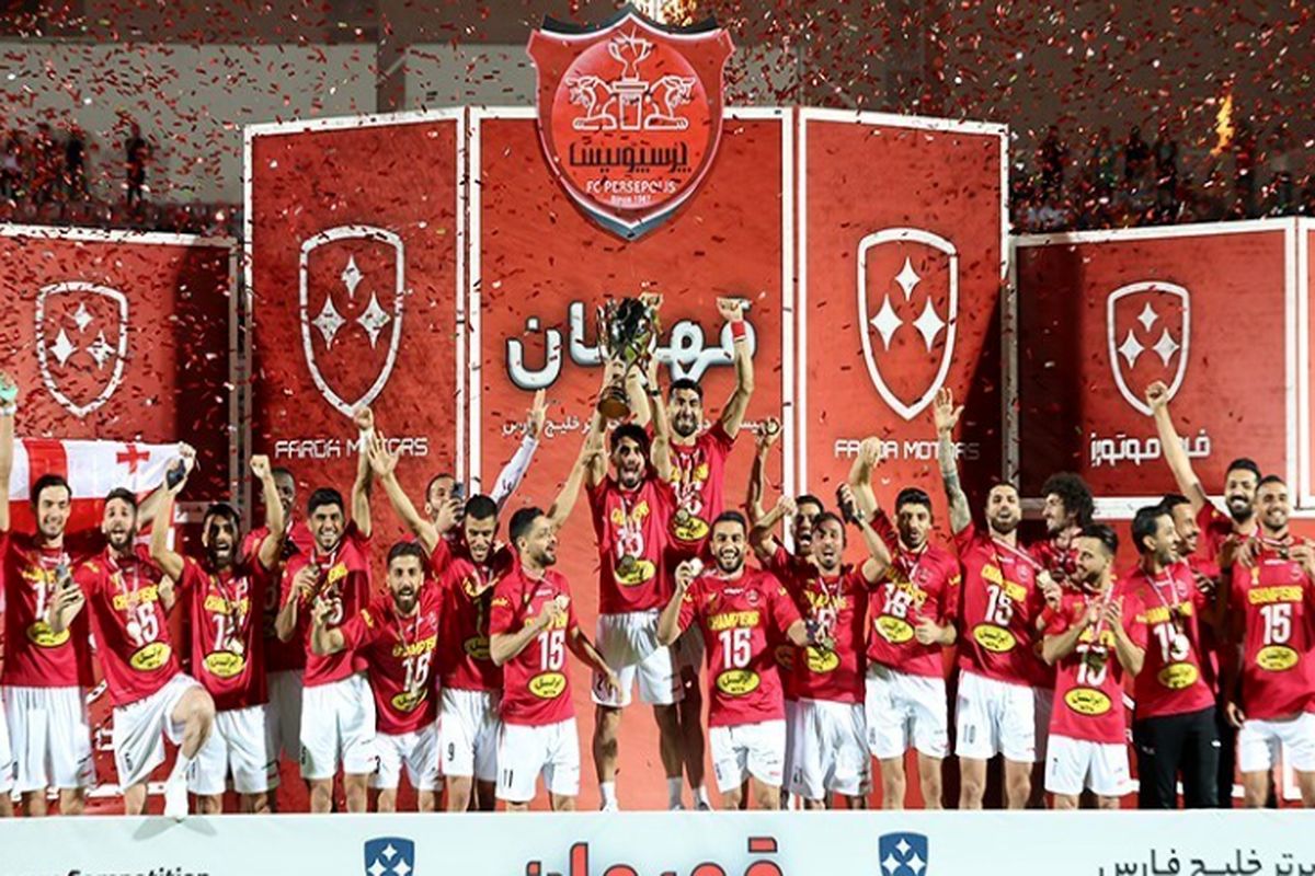 لحظه تماشایی بالا بردن جام قهرمانی پرسپولیس+ ویدیو