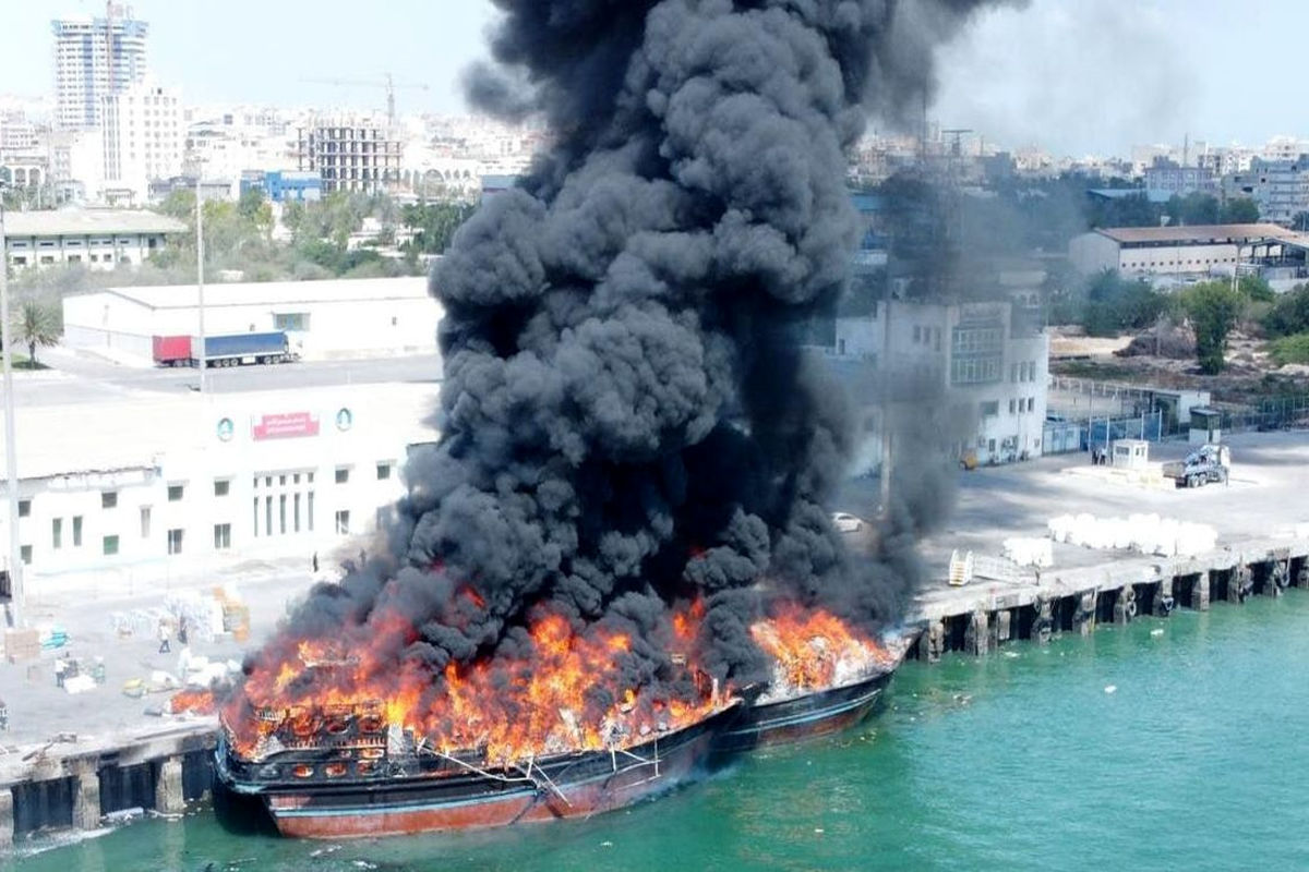 آتش سوزی چند لنج در اسکله بهمن قشم +فیلم