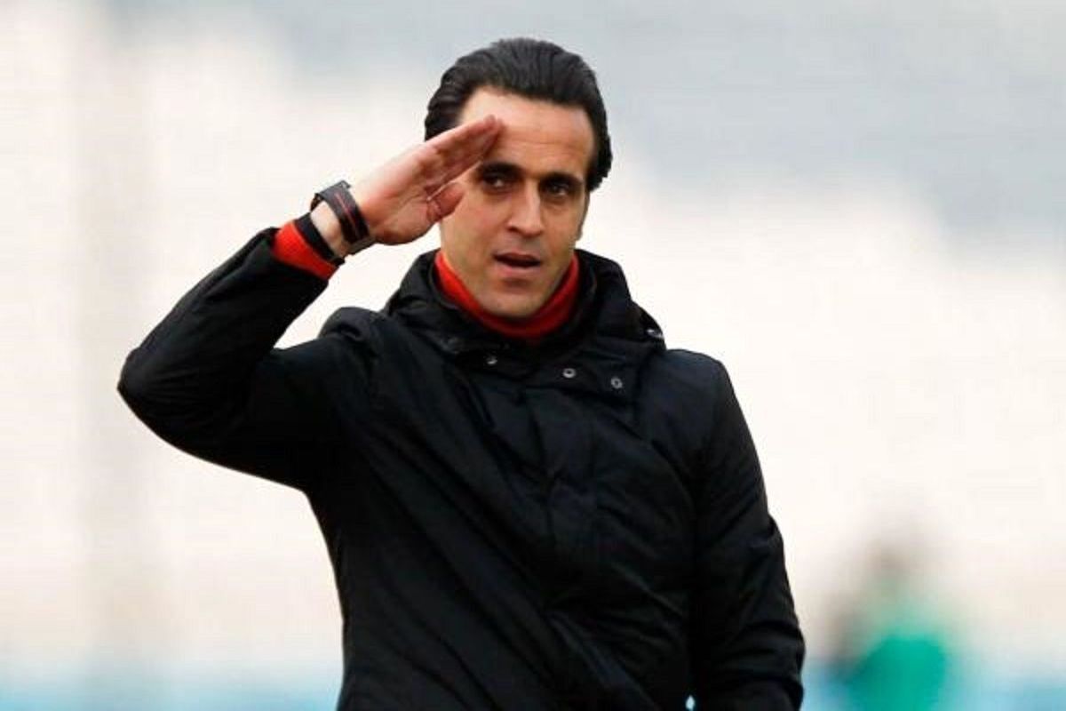 انتقاد تند خانم مجری به علی کریمی روی آنتن زنده