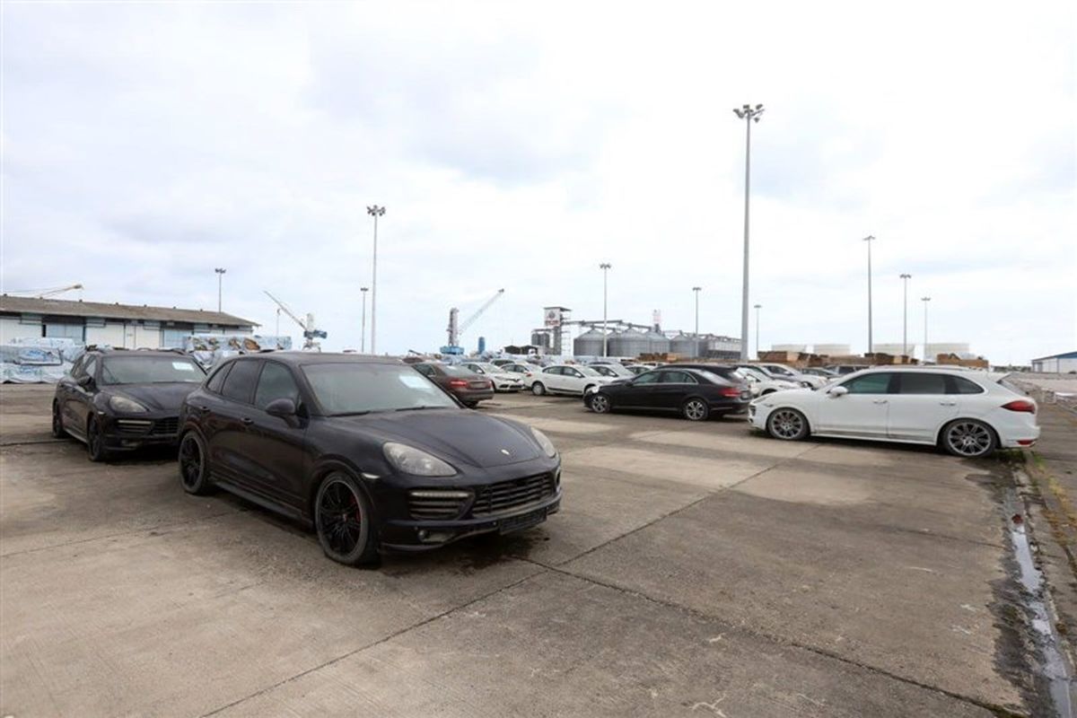 خودروهای لوکسی که ۱۰ سال خاک خورده اند + تصاویر