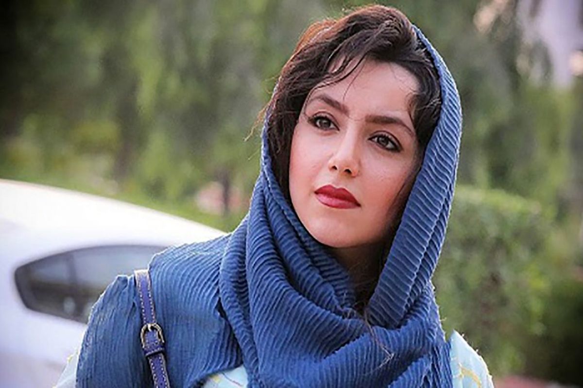 پوشش ناجور خانم بازیگر مقابل دوربین ها