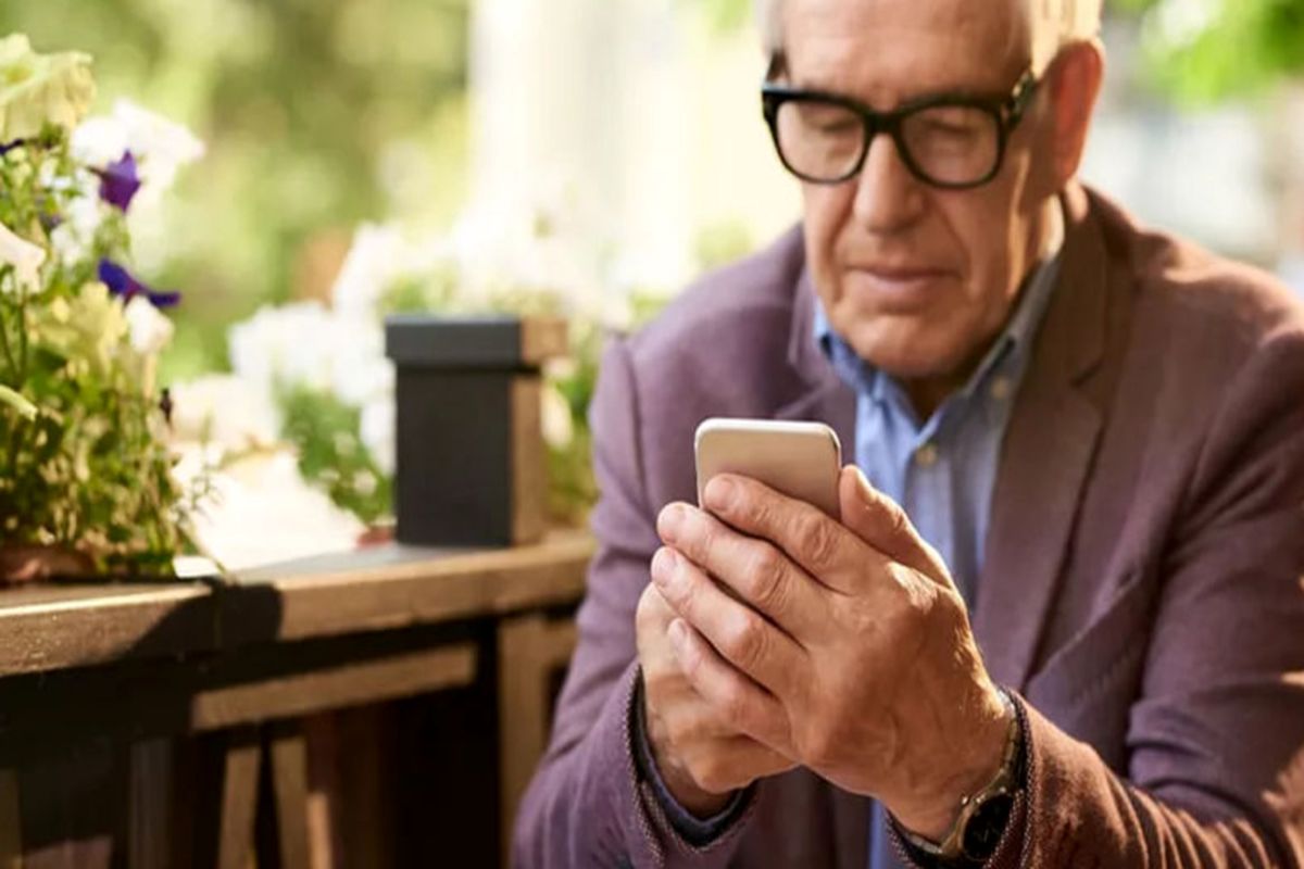 برای سالمندان کدام گوشی موبایل را بخریم؟