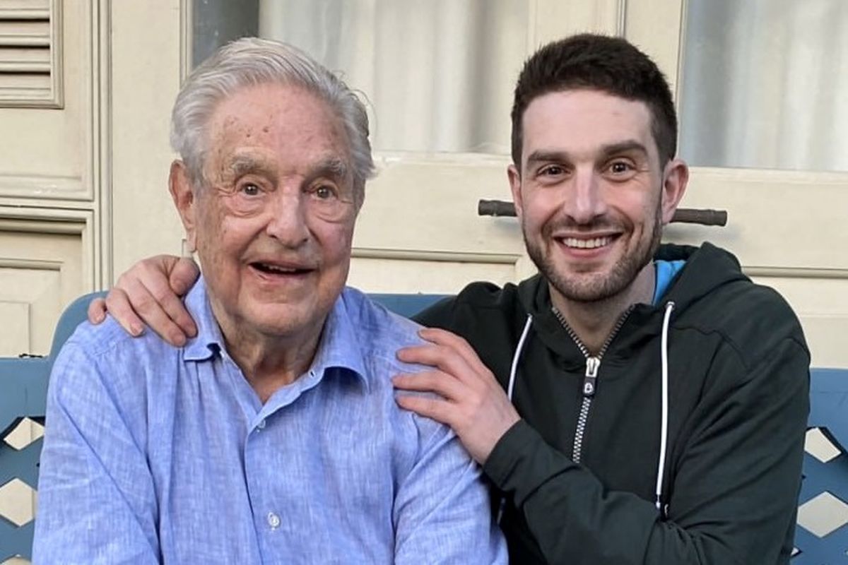 وارث پدر انقلاب رنگی