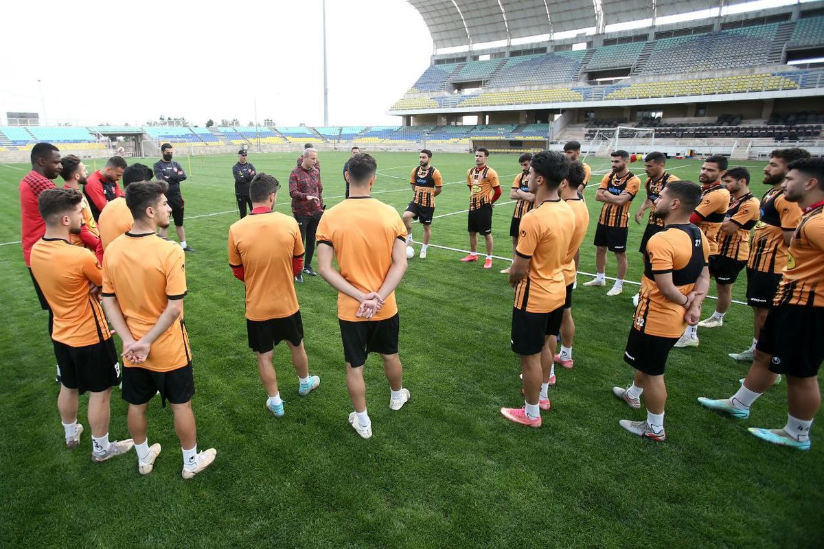 پرسپولیس از بقیه عقب ماند