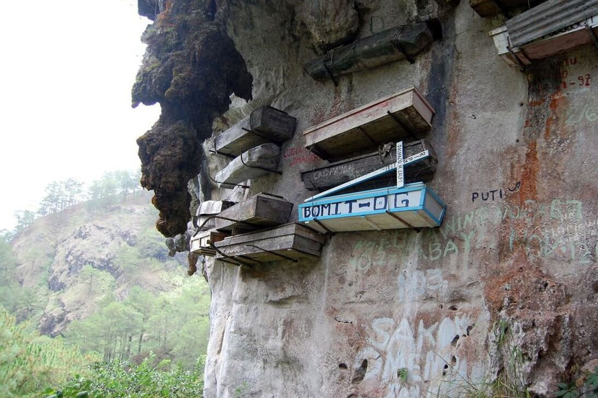 گورستانی عجیب برای آویزان کردن مردگان!+ عکس