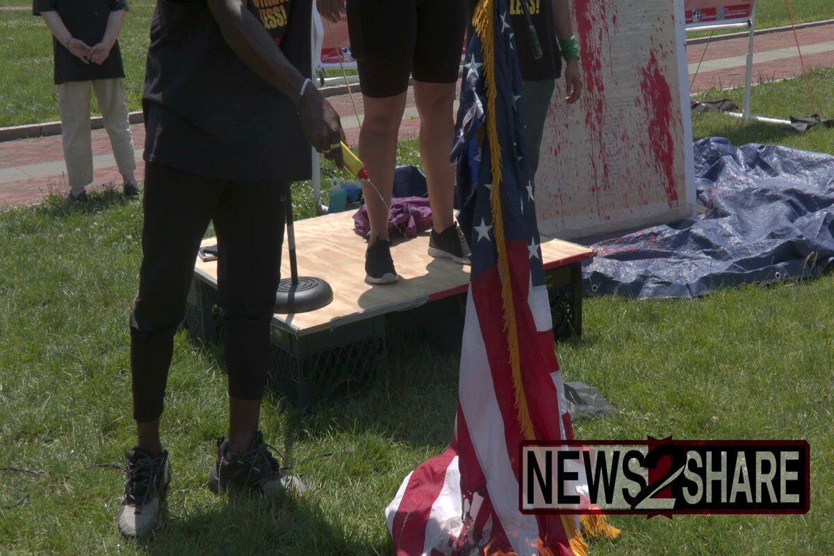 پرچم آمریکا به دست کمونیست ها به آتش کشیده شد