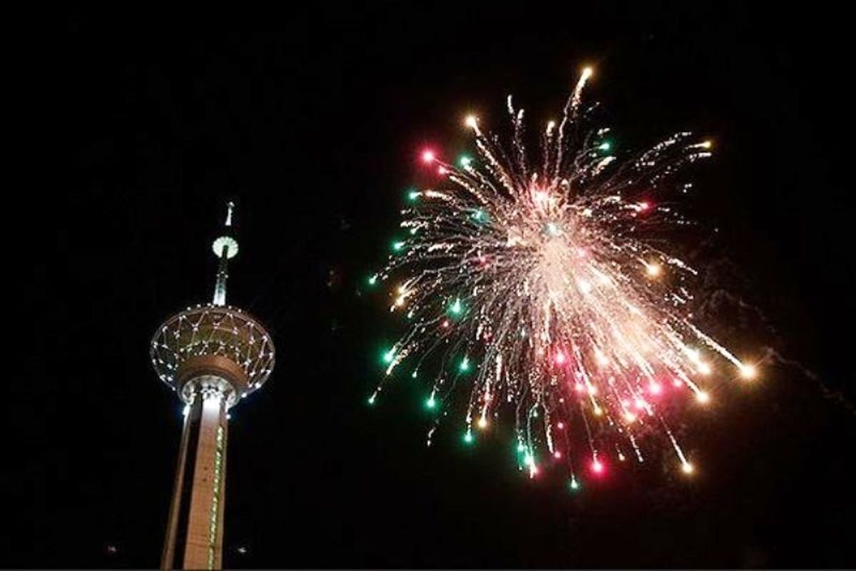 برج میلاد غرق در نور و رنگ در شب عید غدیر