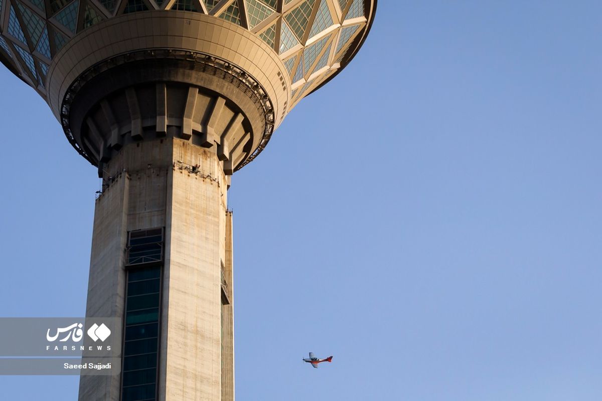 این زن برج میلاد را دور زد