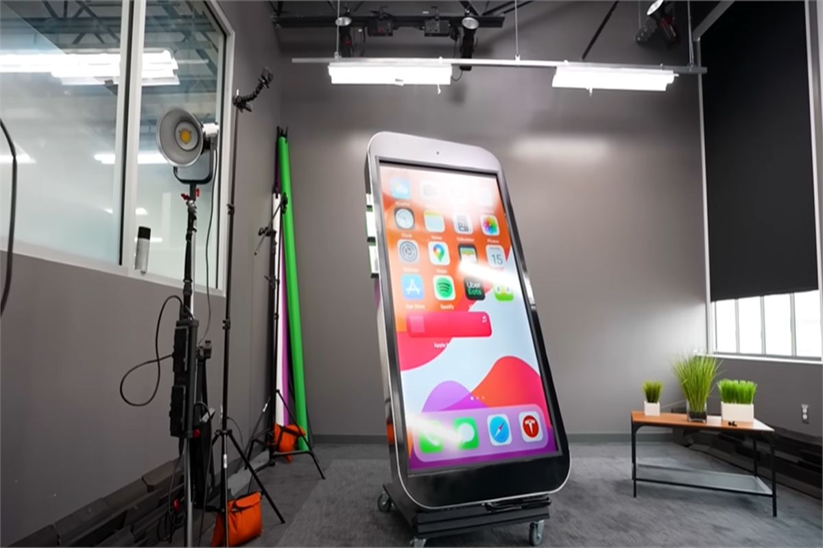 بزرگ‌ترین آیفون جهان ساخته شد + عکس