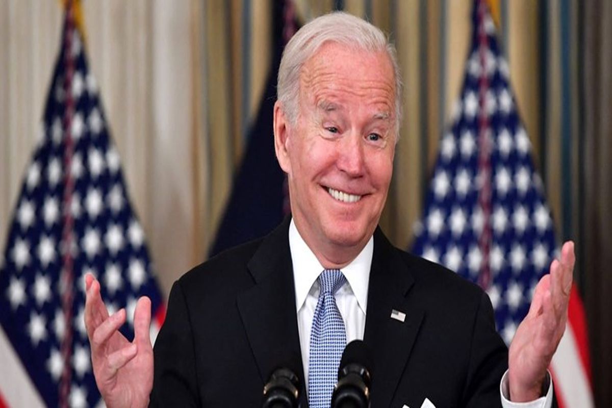 رفتار بایدن بازهم خبرساز شد!/ گاف‌های ادامه دار رئیس جمهور آمریکا