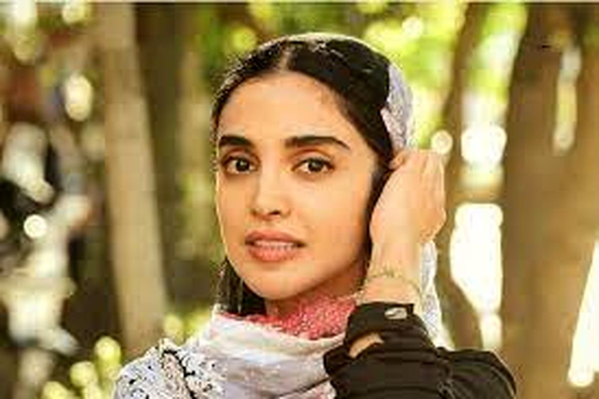 پوشش زننده هنرپیشه جوان