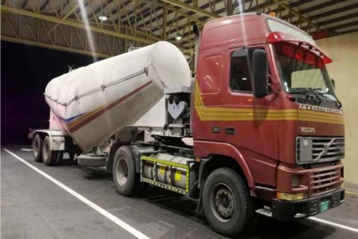 خروج غیرقانونی انسان در قالب سیمان! + عکس