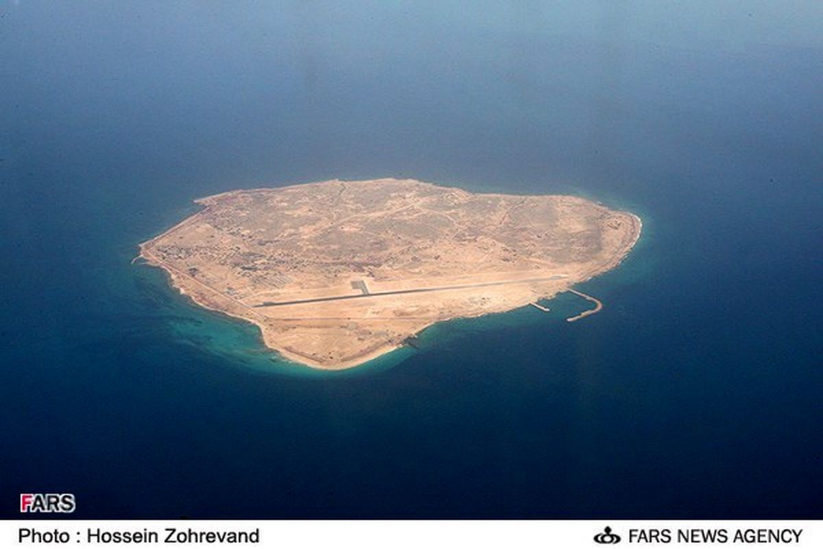 به هر ایرانی در این جزیره زمین می‌دهند