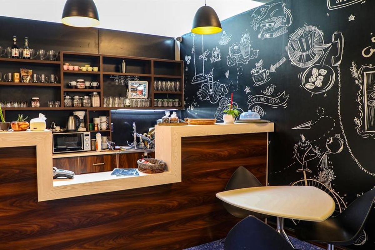 ورود ممنوع/ این کافه گوش می برد