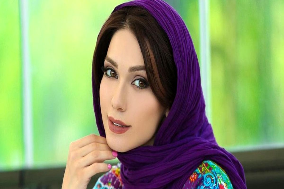 ست شدن خانم بازیگر با دیوار و میز!