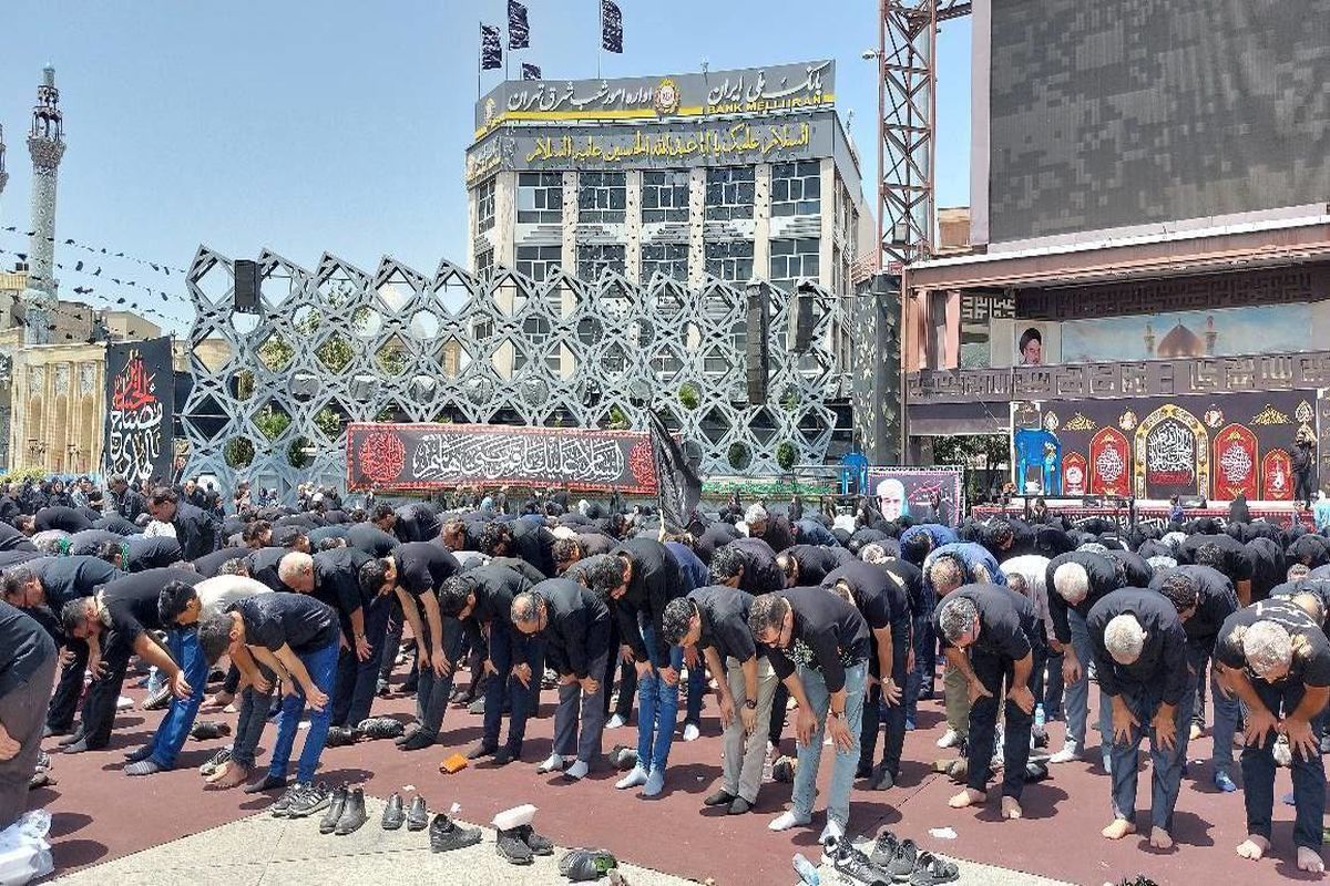 تصاویر / نماز ظهر عاشورا در تهران اقامه شد