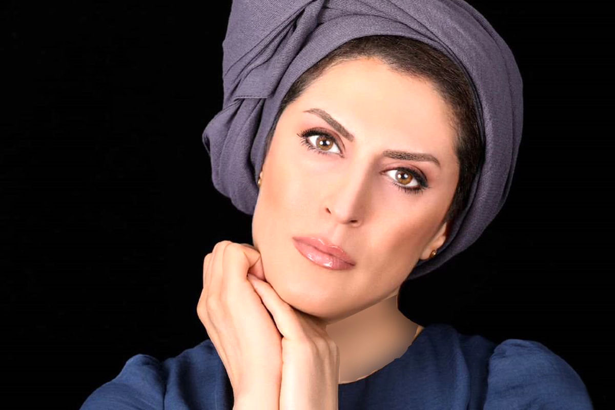 باد روسری خانم بازیگر را واقعا برد