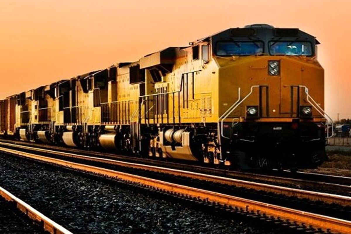 توفان گرد و خاک بازهم حرکت قطار در این مسیر را لغو کرد