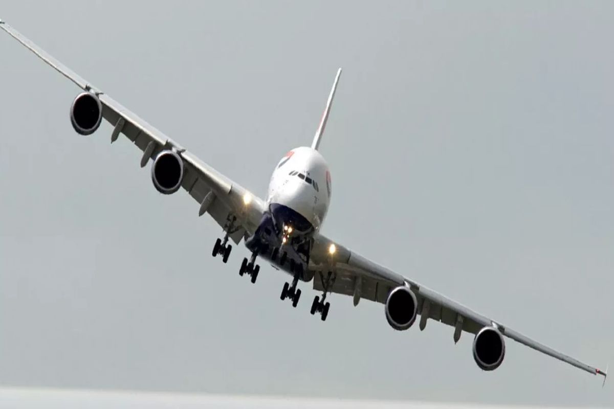 ادعای انحراف مسیر ۲۰ هواپیما در آسمان ایران