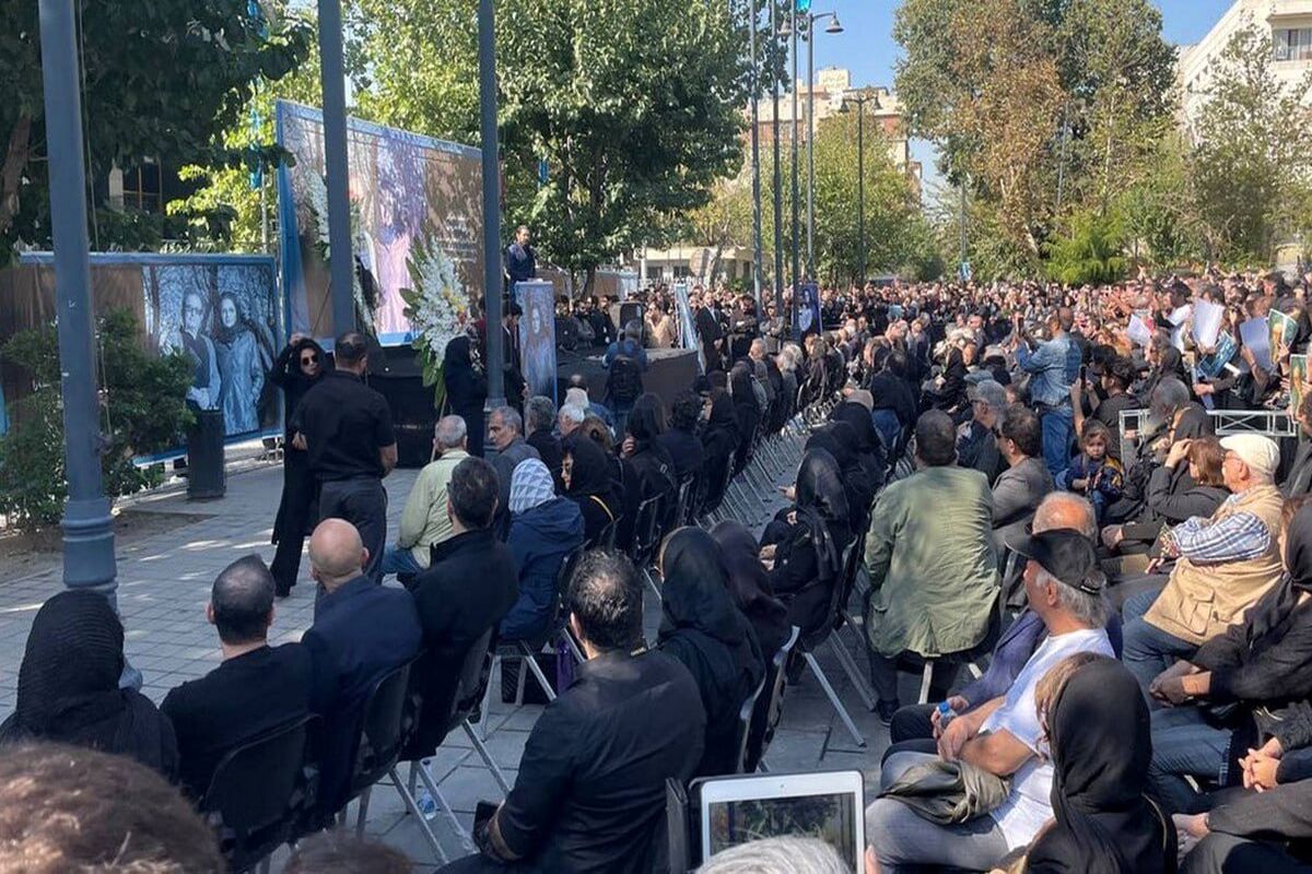 چهره های عزادار در یک قاب / داریوش مهرجویی اینقدر محبوب بود؟ + عکس