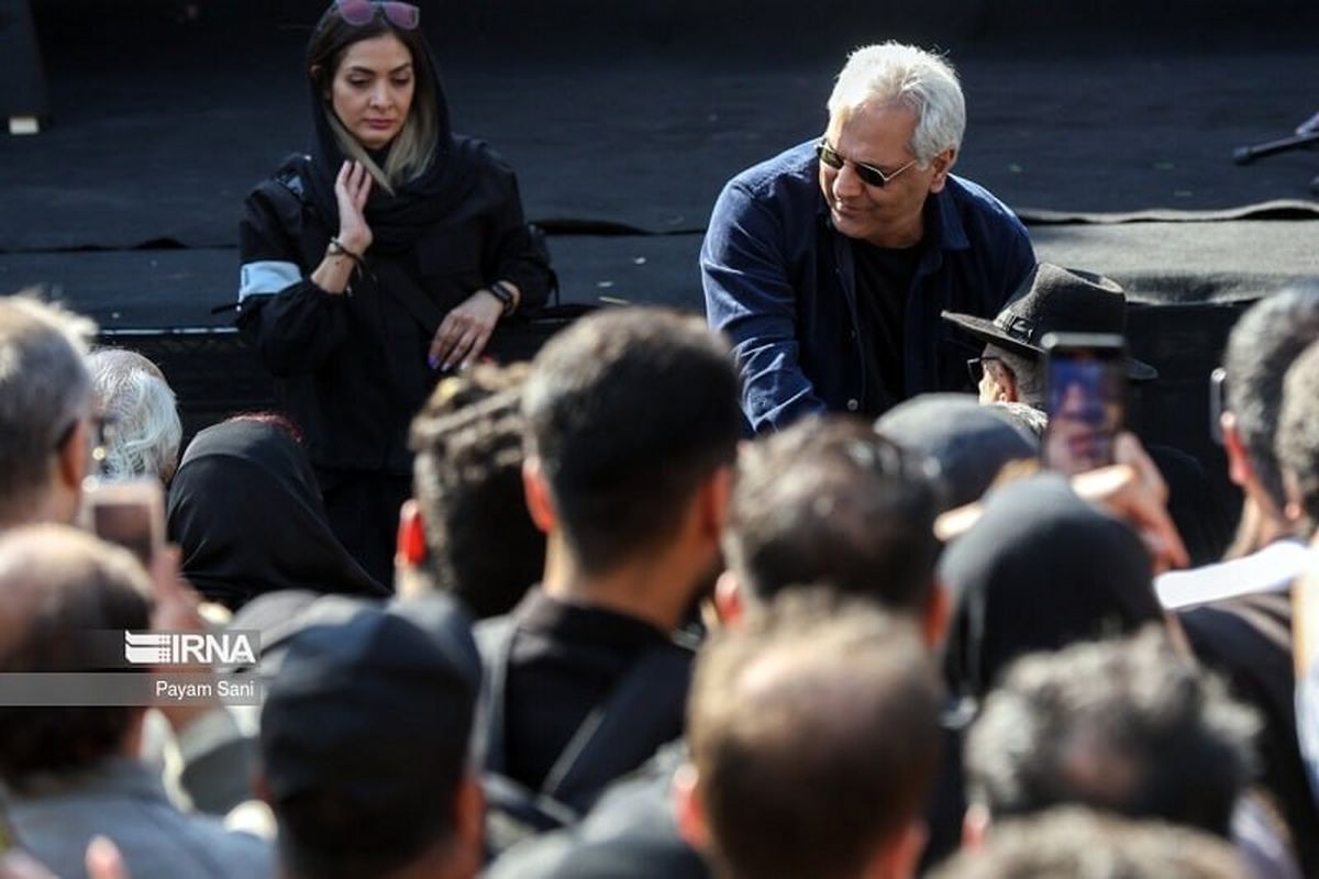 پوزخند عجیب مهران مدیری در ختم مهرجویی / او چه چیز خنده داری دید؟