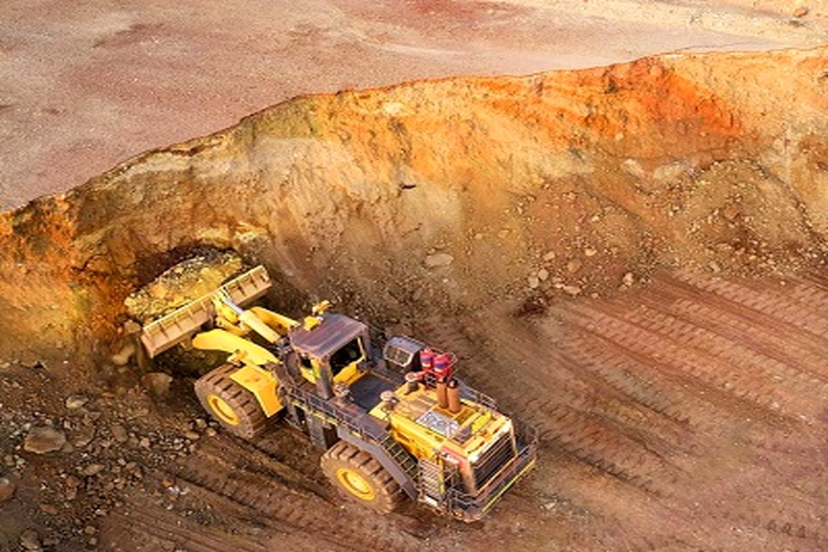 پرچم معدن نیمه‌افراشته مانده است