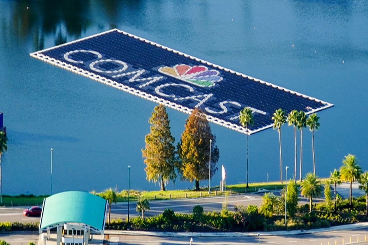 تبلیغات همراه با تولید انرژی پاک / ادغام بیلبورد و پنل‌ خورشیدی