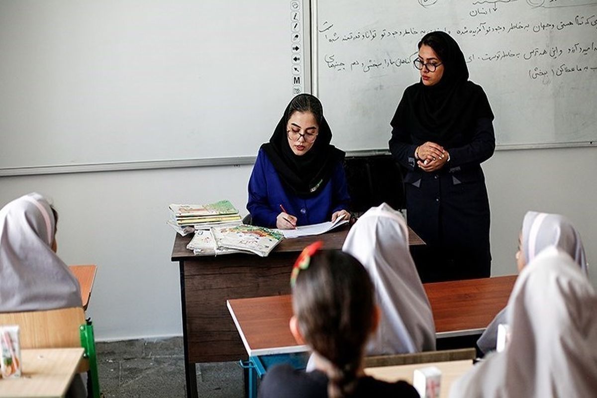 این افراد به کمک فرهنگیان آمدند / چالش کمبود معلم حل شد؟