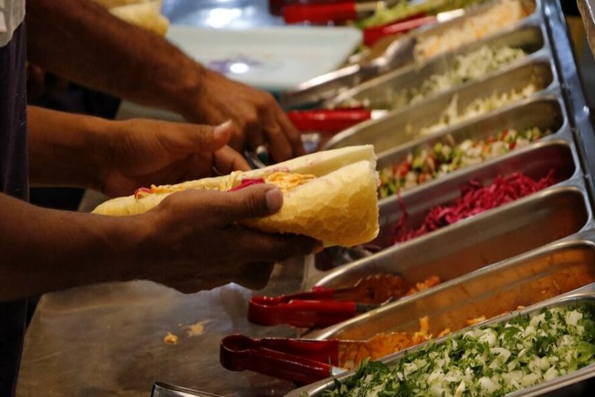 قیمت ساندویچ فلافل به ۱۰۰ هزارتومان نزدیک شد!