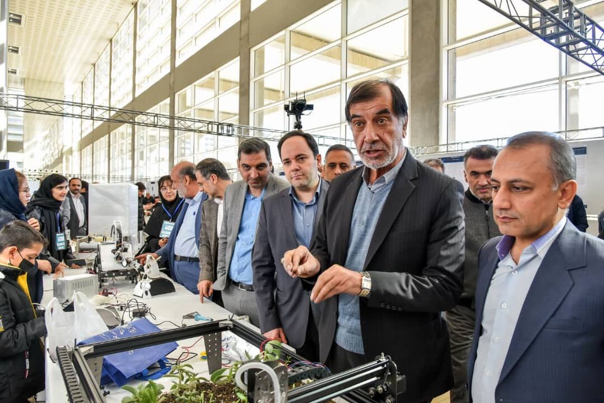 فرهنگیان شغلشان را از دست می دهند؟ / آموزش و پرورش هوش مصنوعی را وارد کتب درسی می کند