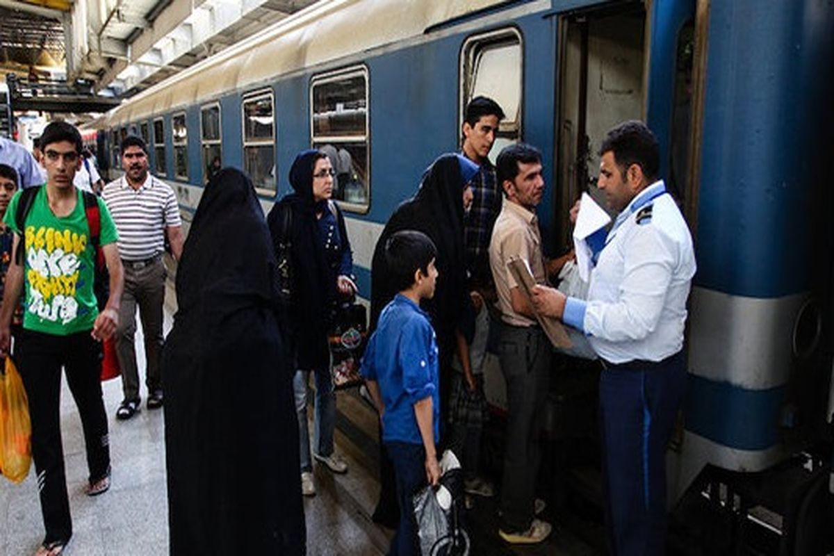 انتظار طولانی برای خرید بلیت قطار / تکلیف مسافران چیست؟