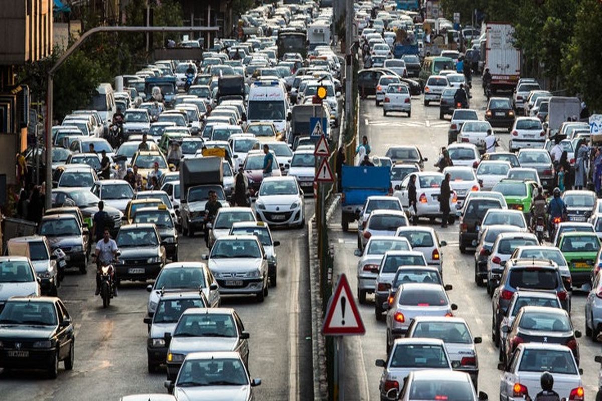 مقصر آلودگی هوا بنزین نیست / تهران ظرفیت این تعداد خودرو را ندارد
