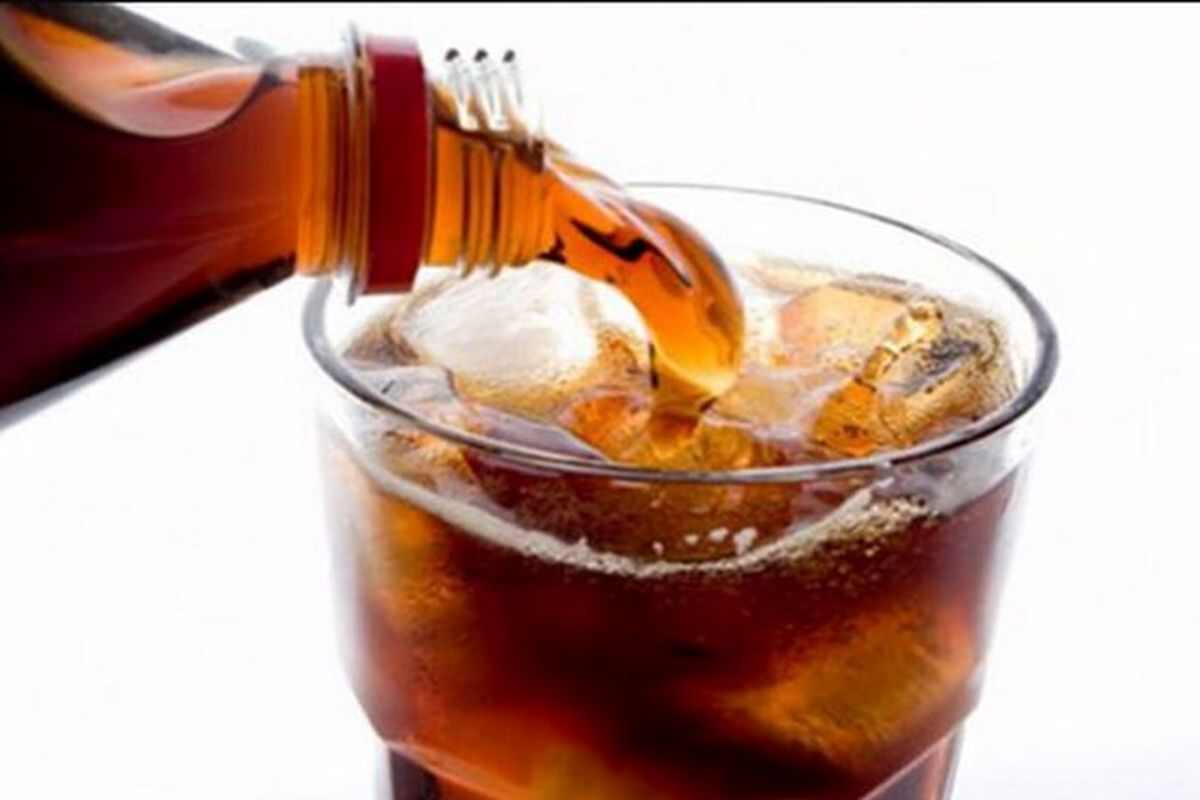 مضرات هر روز نوشیدن نوشابه رژیمی/ فشارخون در کمین نوجوانان