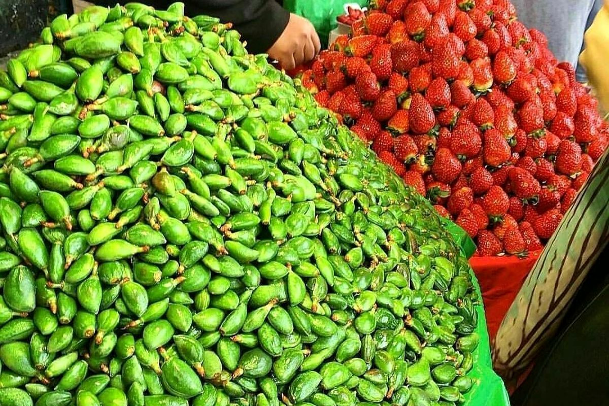 فروش نوبرانه بهار با قیمتی نجومی /خرید این میوه کیلویی ۲ میلیون آب می خورد