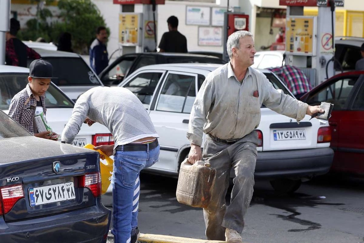 علت جمع آوری کارت سوخت از پمپ بنزین ها اعلام شد / اثر تنش های منطقه ای بر قیمت بنزین