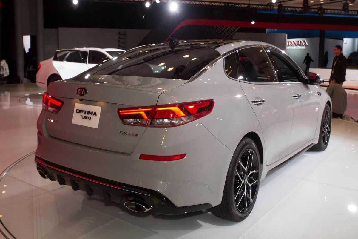 با حقوق ۹ ماه این خودرو را ۳۰ روز اجاره کنید