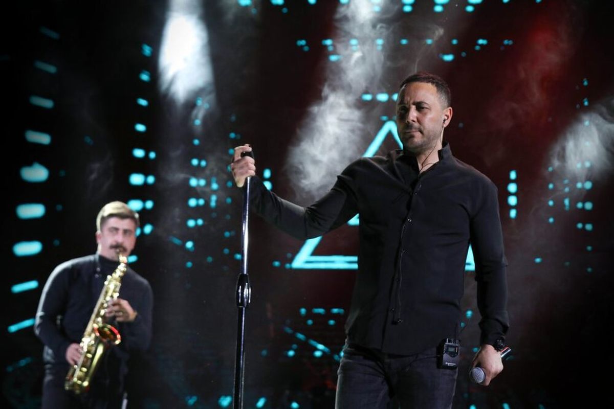 ببینید / سورپرایز خواننده معروف برای هوادارش