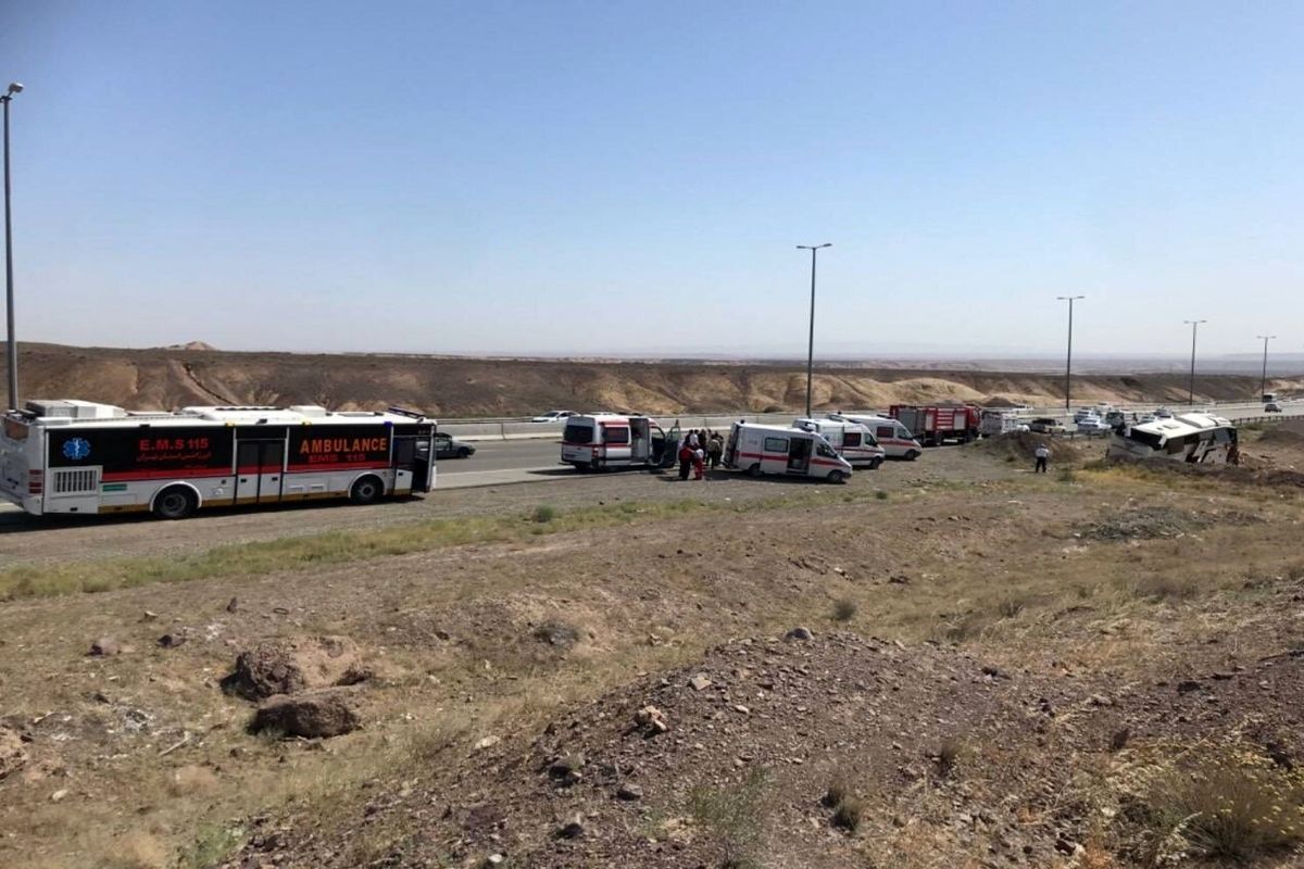 واژگونی مرگبار اتوبوس تهران - قم + تصاویر