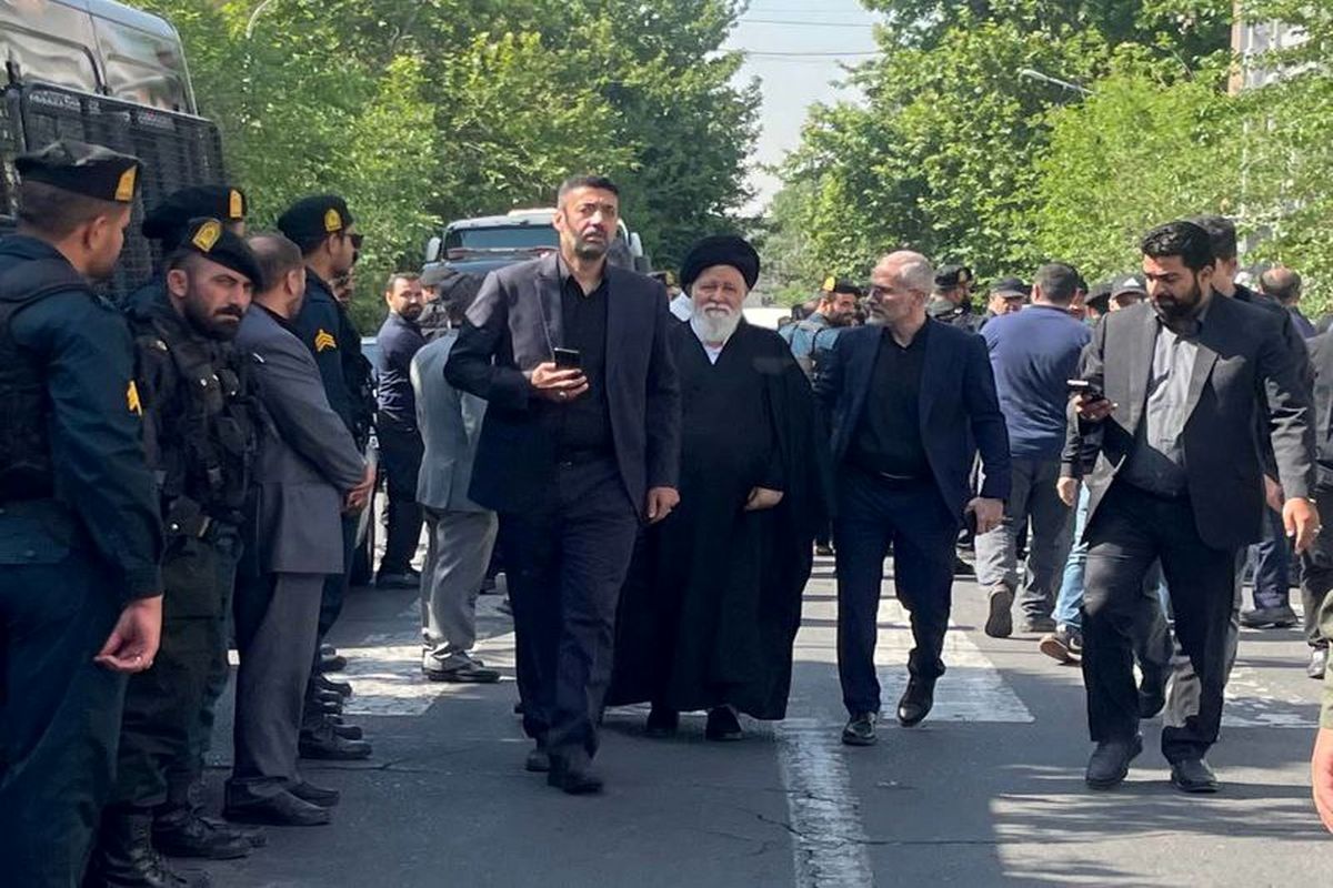 عکس | علم‌ الهدی در مراسم تشییع پیکر دامادش